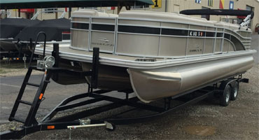 25 foor bennington pontoon boat on trailer